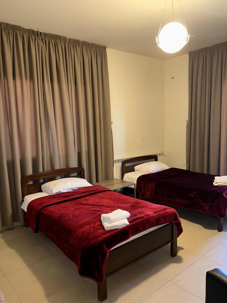 Iris Flower Hotel Jezzîne Exterior photo