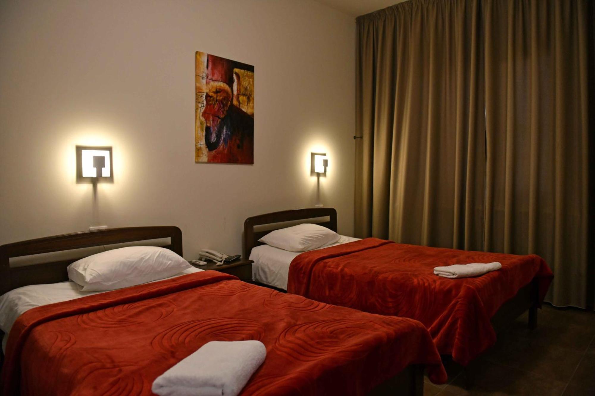 Iris Flower Hotel Jezzîne Exterior photo
