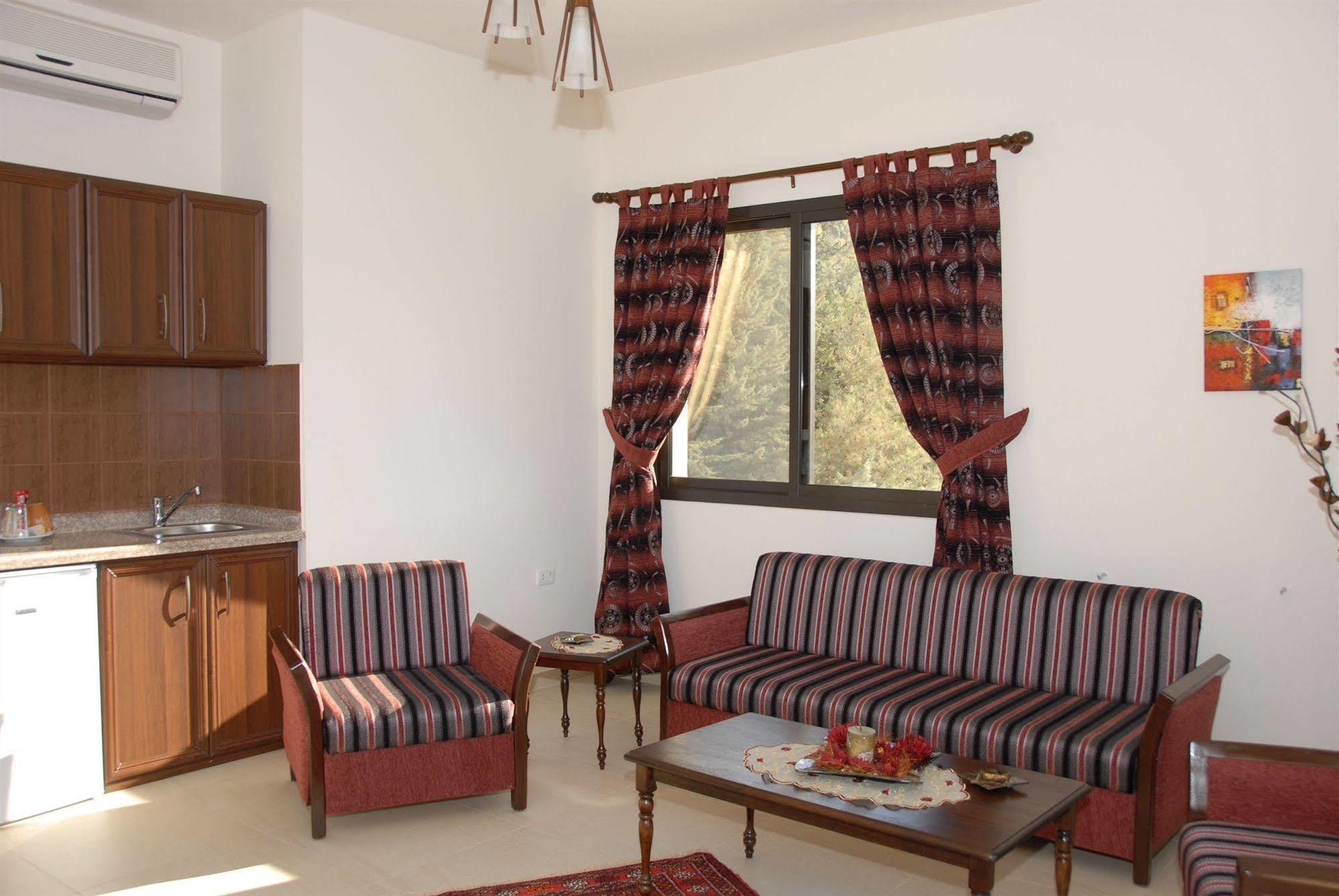 Iris Flower Hotel Jezzîne Exterior photo