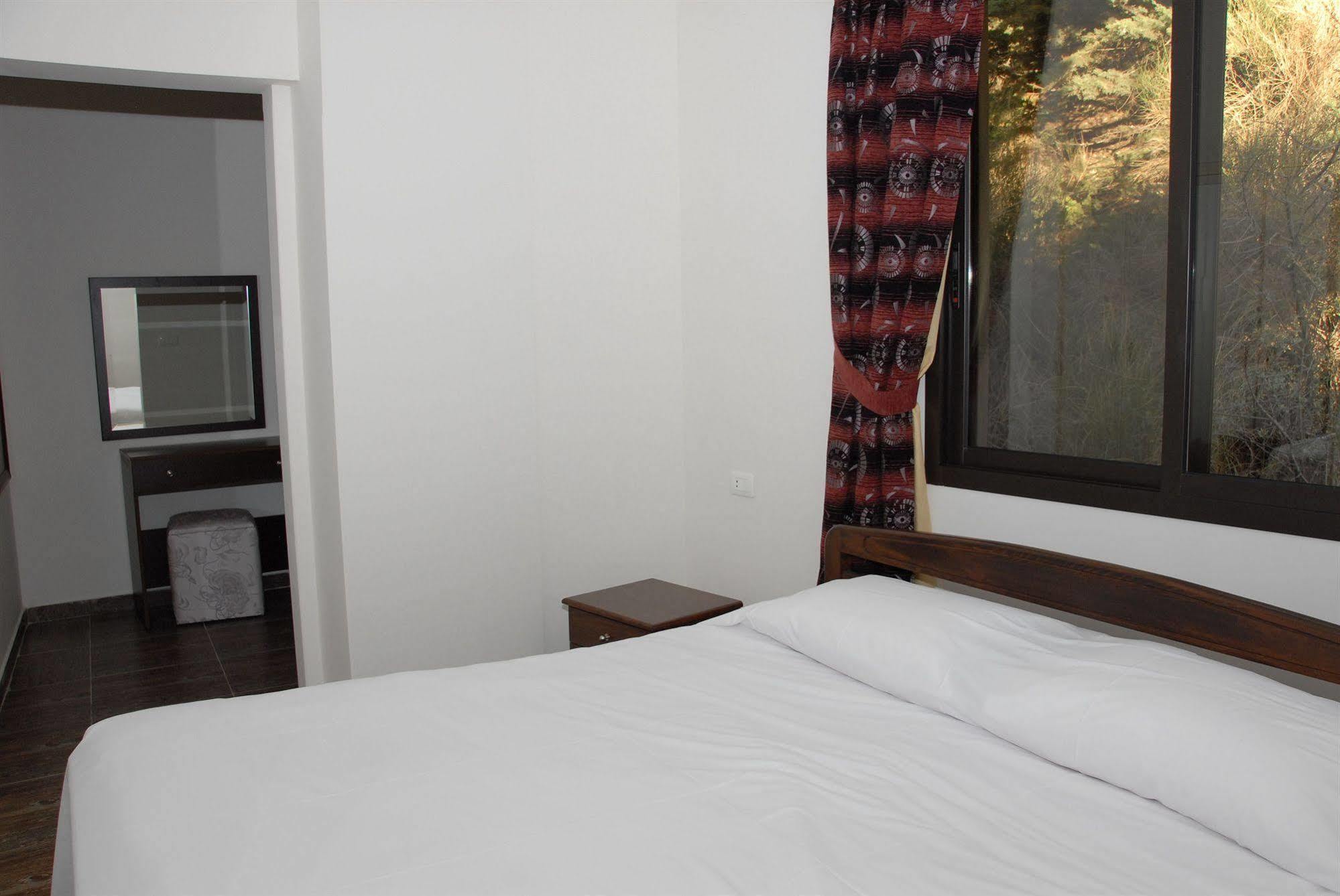 Iris Flower Hotel Jezzîne Exterior photo